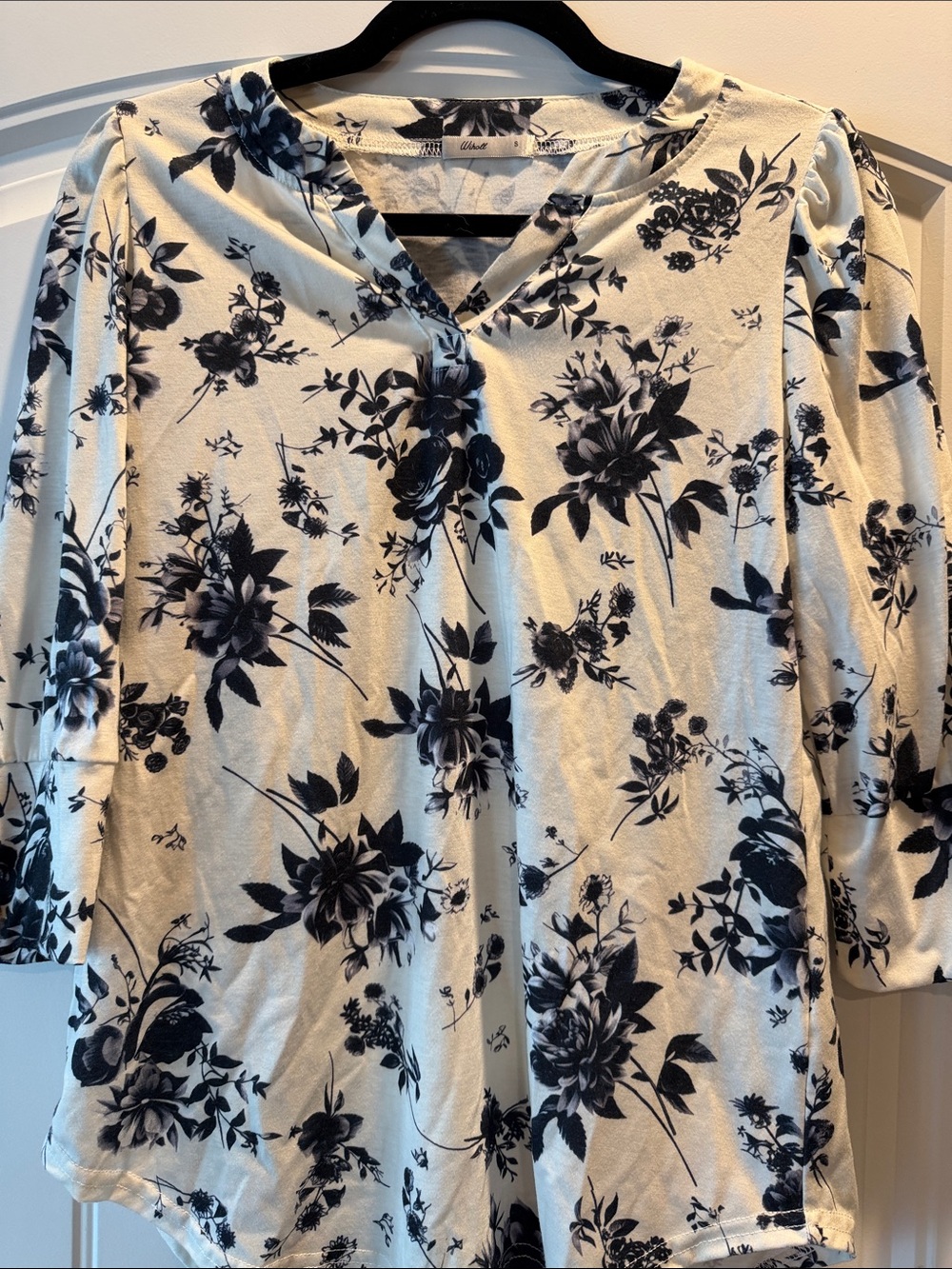 Wiholl women’s Cream Floral V-Neck Blouse
